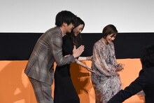 公開記念のくす玉を割るため再登場した際に、率先して先頭を歩いたものの位置を間違えたことに気付いた田中圭（左端）。