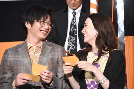 メッセージを読み、笑い合う田中圭（左）と永野芽郁（右）。