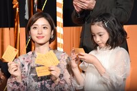 メッセージを報道陣に見せる石原さとみ（左）と、熟読する稲垣来泉（右）。