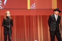 青山真治（右）の挨拶に耳を傾けるイザベル・ユペール（左）。