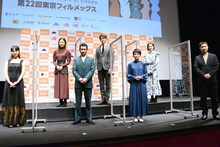 「偶然と想像」舞台挨拶の様子。前列左から古川琴音、渋川清彦、占部房子、濱口竜介。後列左から玄理、甲斐翔真、河井青葉。