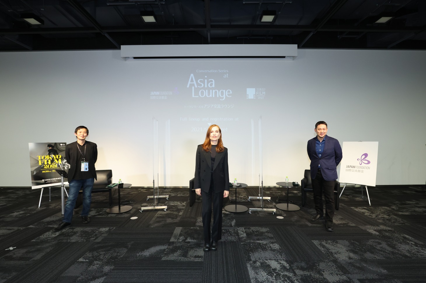 「アジア交流ラウンジ」の様子。左からMCを務めた土田環、イザベル・ユペール、濱口竜介。
