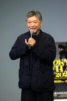 「アジア交流ラウンジ」の発案者であり検討会議メンバーに名を連ねる是枝裕和。