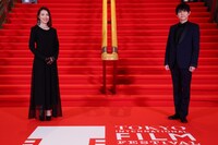 第34回東京国際映画祭レッドカーペットの様子。左からいしづかあつこ、梶裕貴。