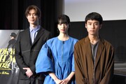 左から宮沢氷魚、小松菜奈、佐藤緋美。
