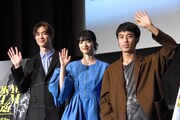 左から宮沢氷魚、小松菜奈、佐藤緋美。