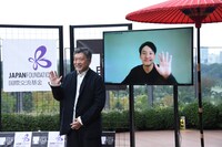 左から是枝裕和、リモートで参加したチャン・チェン。