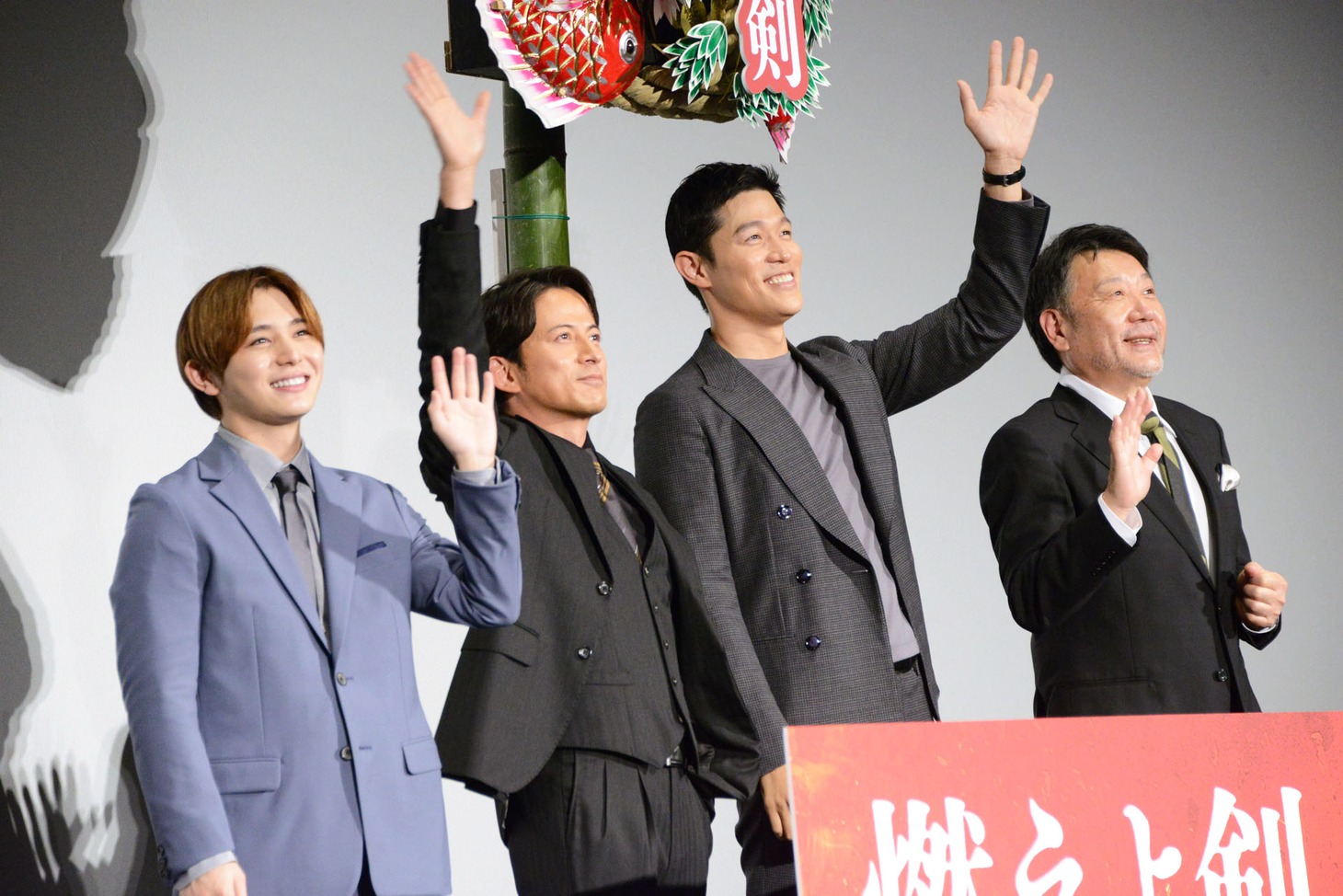 「燃えよ剣」公開御礼舞台挨拶の様子。左から山田涼介、岡田准一、鈴木亮平、原田眞人。