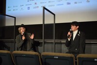 左から井上正大、賀集利樹。