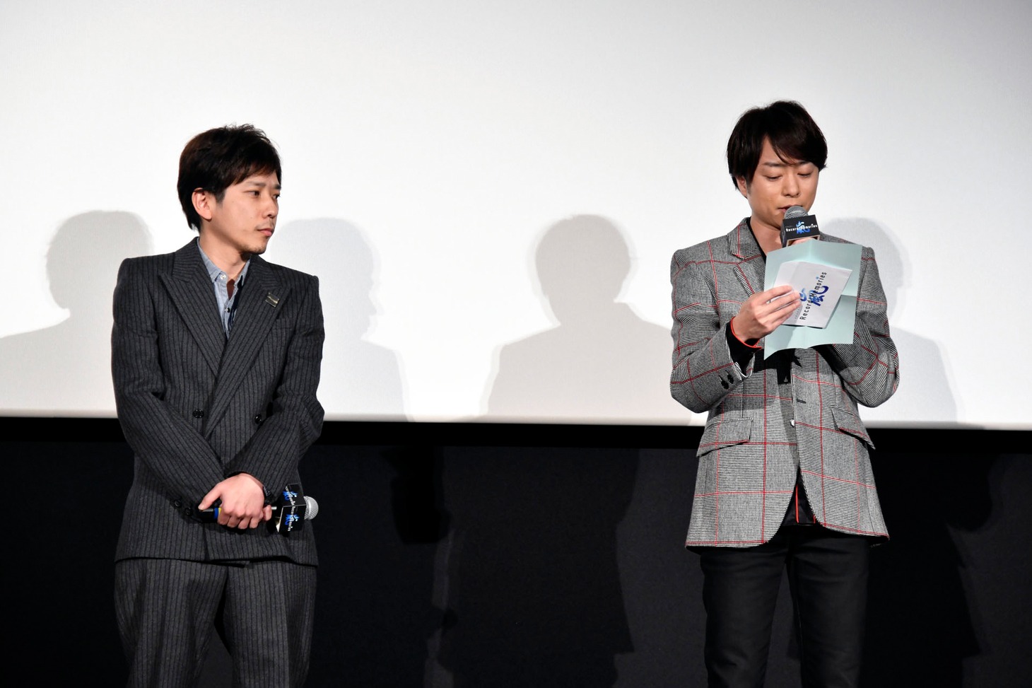左から二宮和也、櫻井翔。