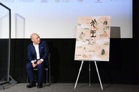 本日お披露目された松本大洋による「犬王」のポスタービジュアルを眺める湯浅政明。