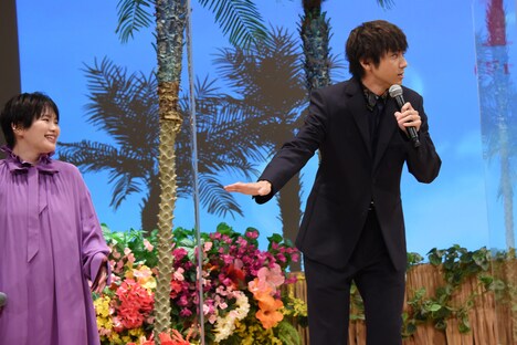 別のアニメ作品のトークになってしまい焦る山田裕貴（右）。