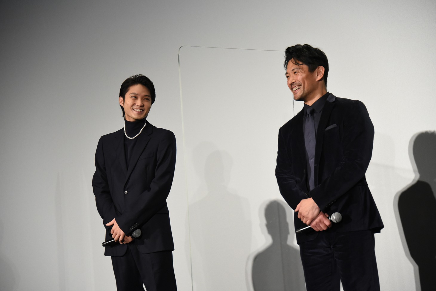 左から磯村勇斗、内野聖陽。