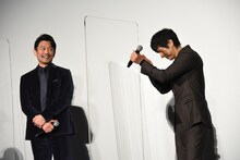 内野聖陽（左）を祝福する西島秀俊（右）。