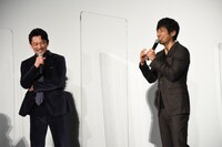 左から内野聖陽、西島秀俊。