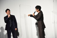 内野聖陽（左）にプレゼントを渡す様子を、自ら再現する西島秀俊（右）。