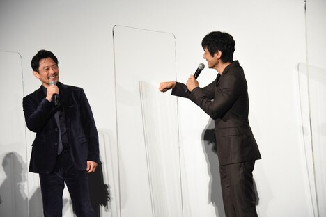 内野聖陽（左）にプレゼントを渡す様子を、自ら再現する西島秀俊（右）。