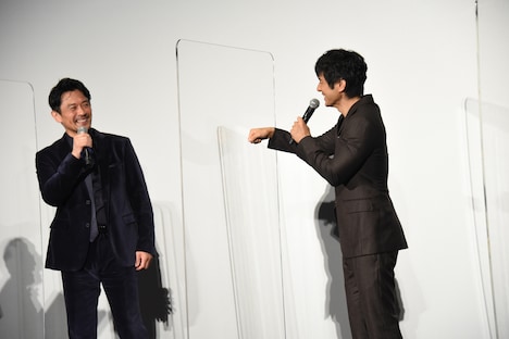 内野聖陽(左)にプレゼントを渡す様子を、自ら再現する西島秀俊(右)。