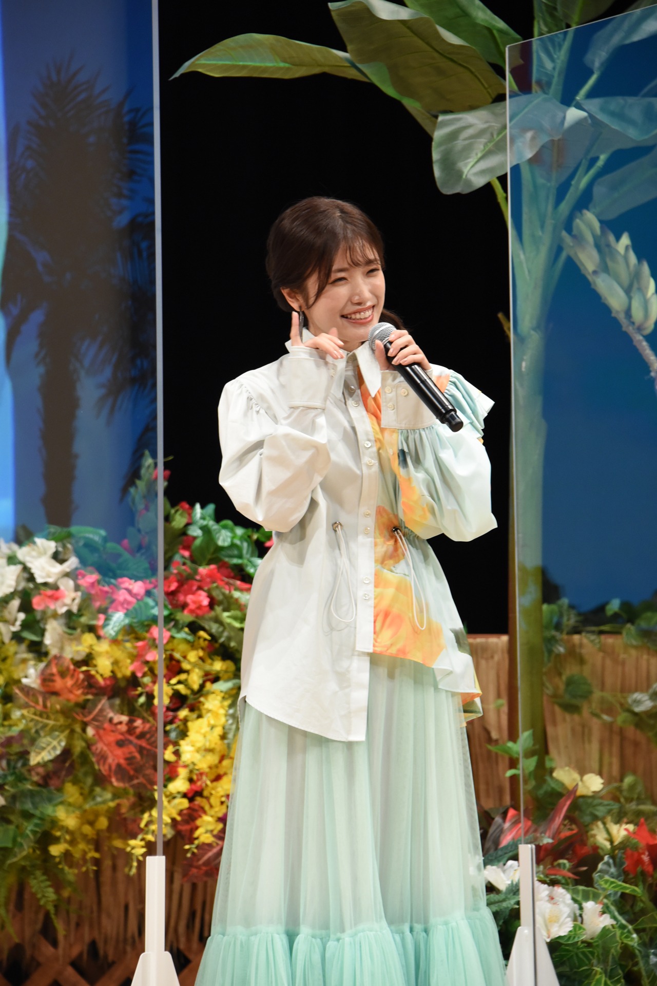 「アロハ！」と挨拶する美山加恋。