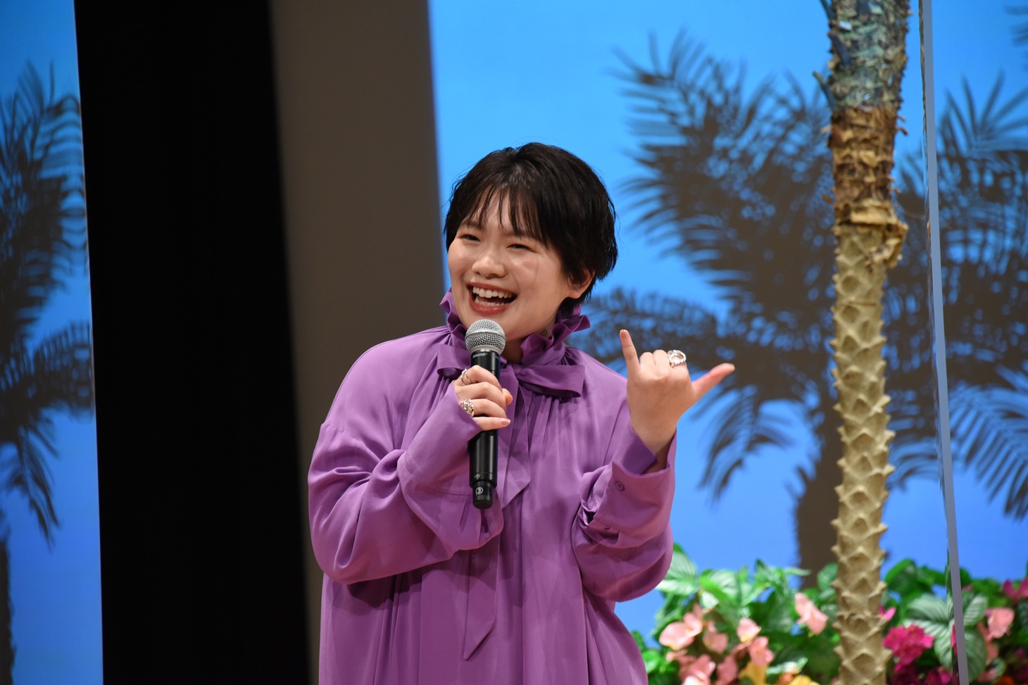 「アロハ！」と挨拶する富田望生。