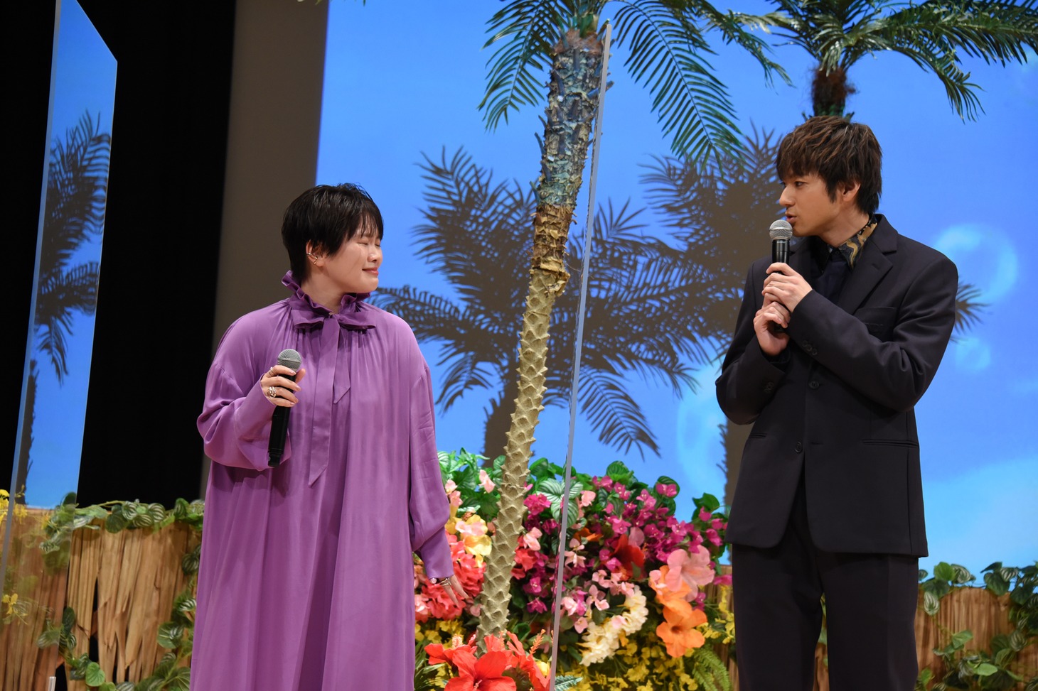 涙をこらえる富田望生（左）と、励ます山田裕貴（右）。