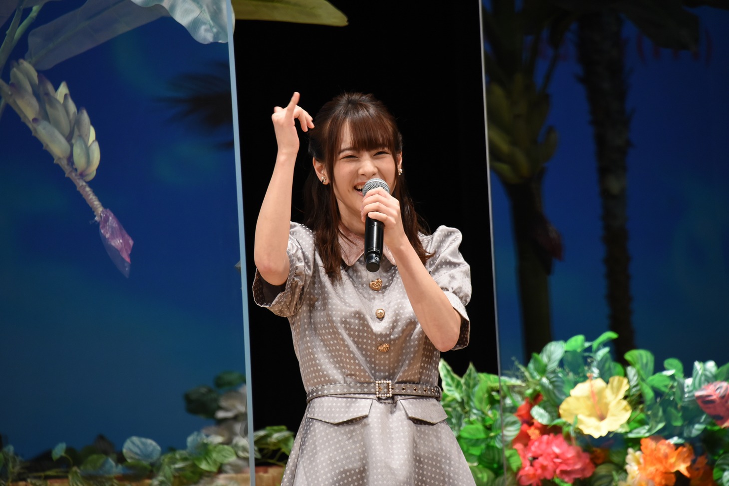 「アロハ！」と挨拶する前田佳織里。