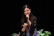 「アロハ！」と挨拶する陶山恵実里。