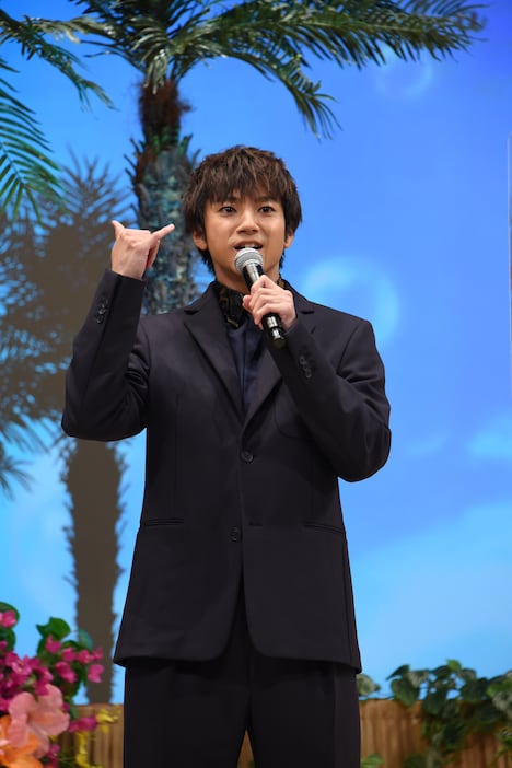 「アロハ！」と挨拶する山田裕貴。