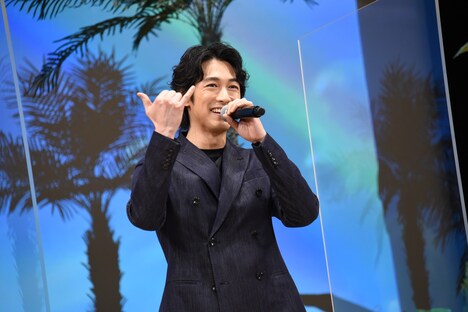 「アロハ！」と挨拶するディーン・フジオカ。