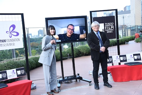 左から橋本愛、リモートで参加したバフマン・ゴバディ、東京国際映画祭プログラミングディレクターの市山尚三。