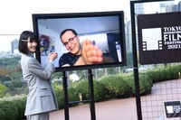 画面越しに握手を交わす橋本愛（左）とバフマン・ゴバディ（右）。