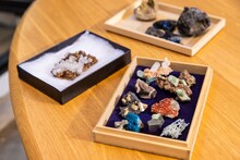 伊藤万理華が持参した鉱物コレクションの一部。