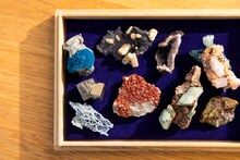 伊藤万理華の鉱物コレクションの一部。木箱に並べて保管している。