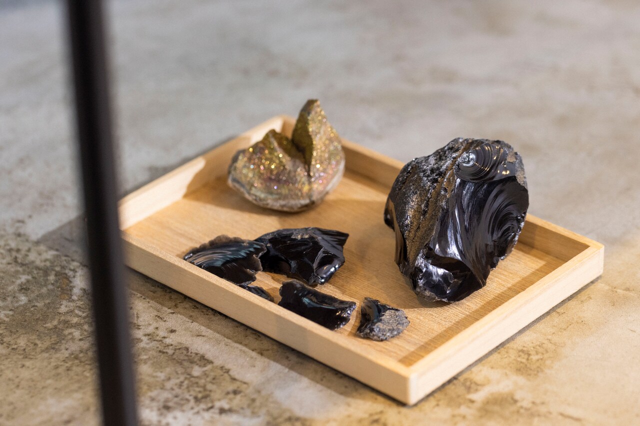 伊藤万理華が持参した鉱物コレクションの一部。手前が黒曜石。