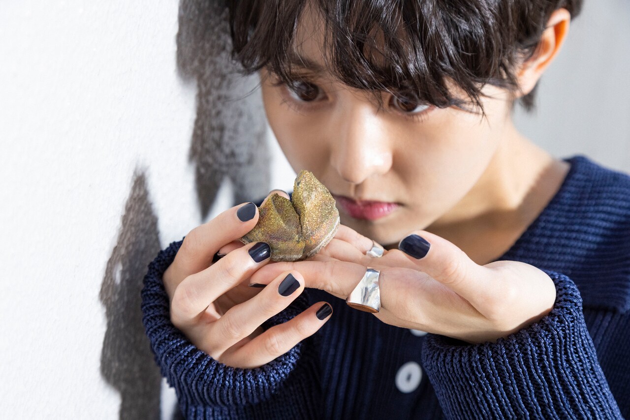 お気に入りの“ラメラメの石”を観察する伊藤万理華。