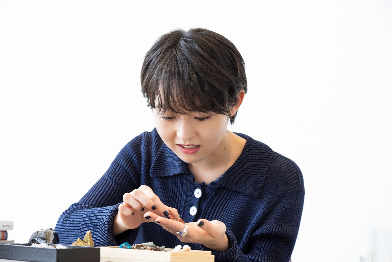 自身の鉱物コレクションを解説する伊藤万理華。