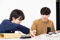 互いに持ち寄った鉱物について語り合う伊藤万理華（左）と大童澄瞳（右）。