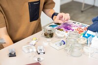 机にコレクションを広げる大童澄瞳。