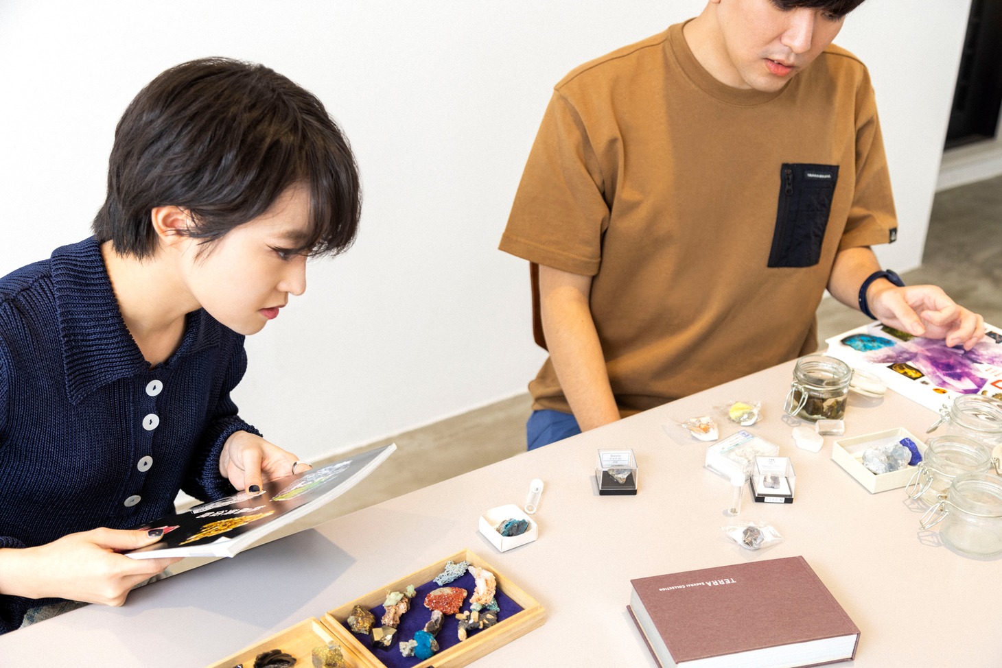 大童澄瞳（右）が持参した鉱物に興味津々の伊藤万理華（左）。