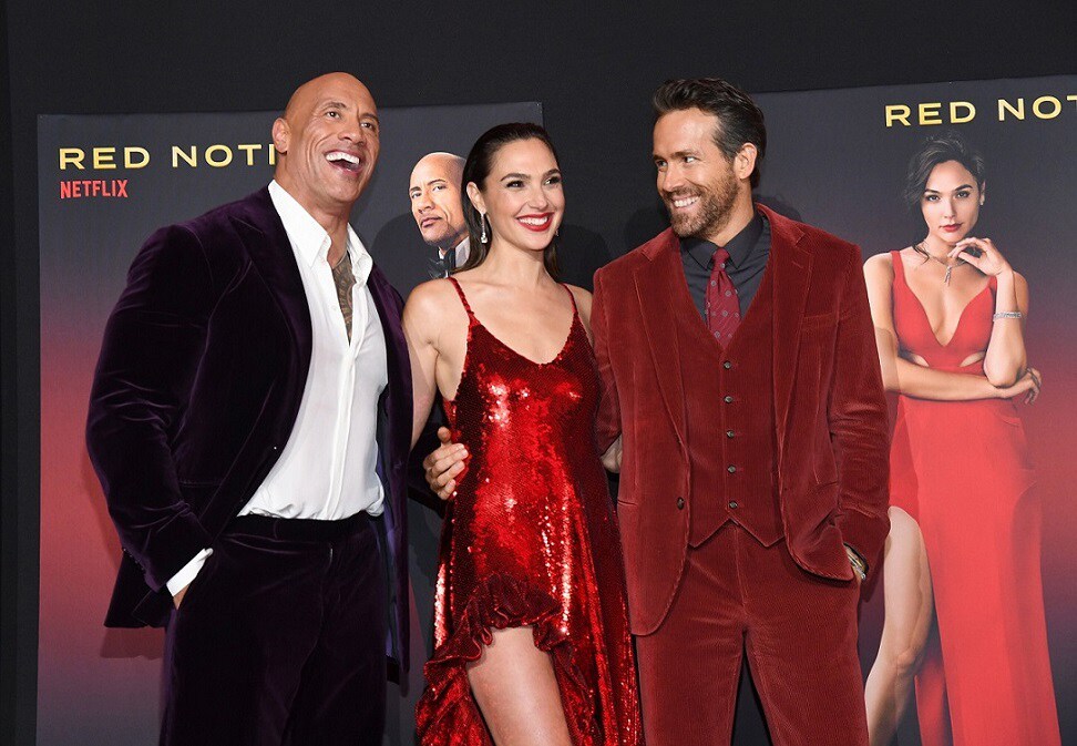 「レッド・ノーティス」ワールドプレミアの様子。左からドウェイン・ジョンソン、ガル・ガドット、ライアン・レイノルズ。