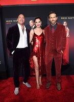 左からドウェイン・ジョンソン、ガル・ガドット、ライアン・レイノルズ。