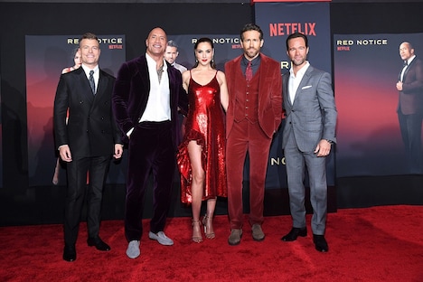 左からローソン・マーシャル・サーバー、ドウェイン・ジョンソン、ガル・ガドット、ライアン・レイノルズ、クリス・ディアマントポロス。