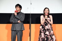 左から田中圭、永野芽郁。