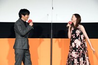 左から田中圭、永野芽郁。