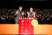 「そして、バトンは渡された」大ヒット御礼舞台挨拶の様子。左から田中圭、永野芽郁。