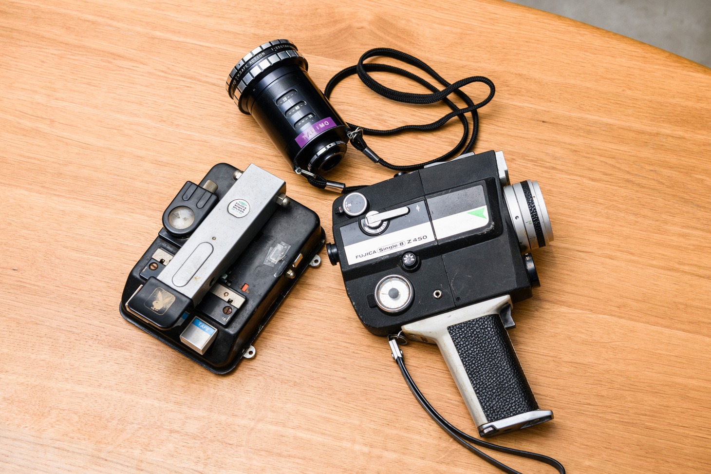 上から時計回りにアングルファインダー、8mmカメラ、8mmフィルム編集機（スプライサー）。