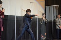 「キック！」というギャグを披露する山田裕貴。