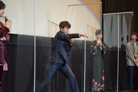 「キック！」というギャグを披露する山田裕貴。