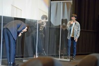 中澤祥次郎（右）に頭を下げるキャスト陣。