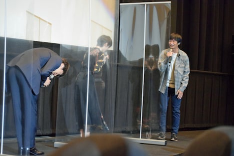 中澤祥次郎（右）に頭を下げるキャスト陣。